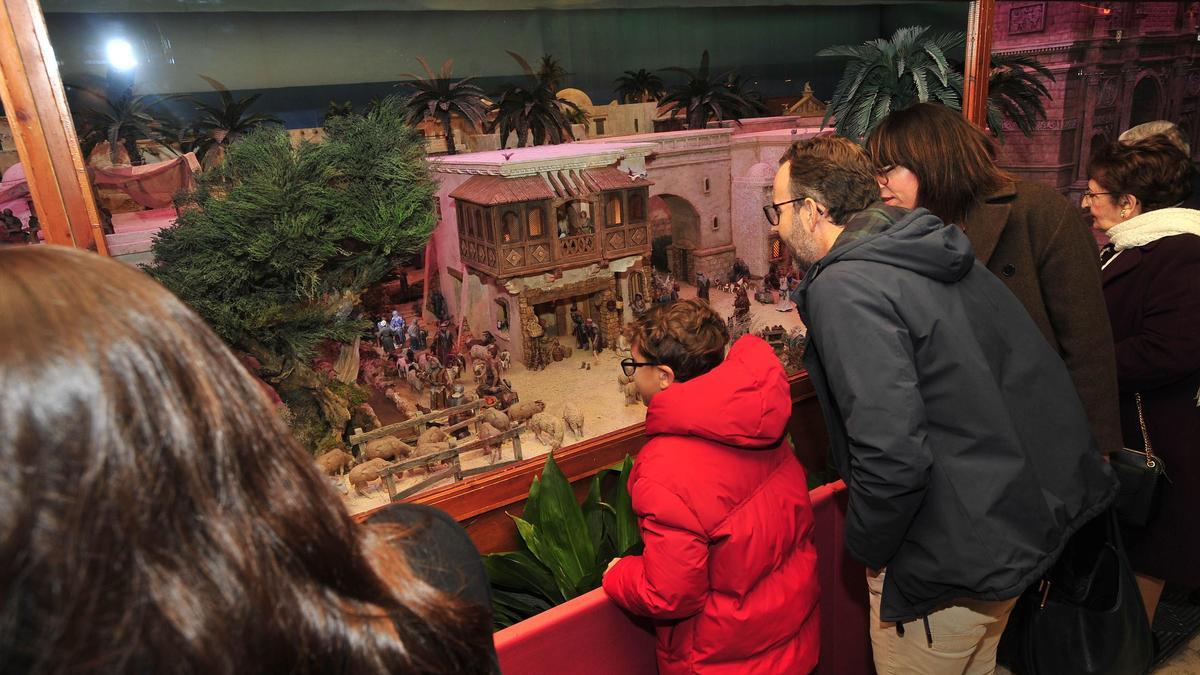 Los concejales socialistas Héctor Díez y Patricia Macià, mirando algunos detalles en la inauguración del nacimiento