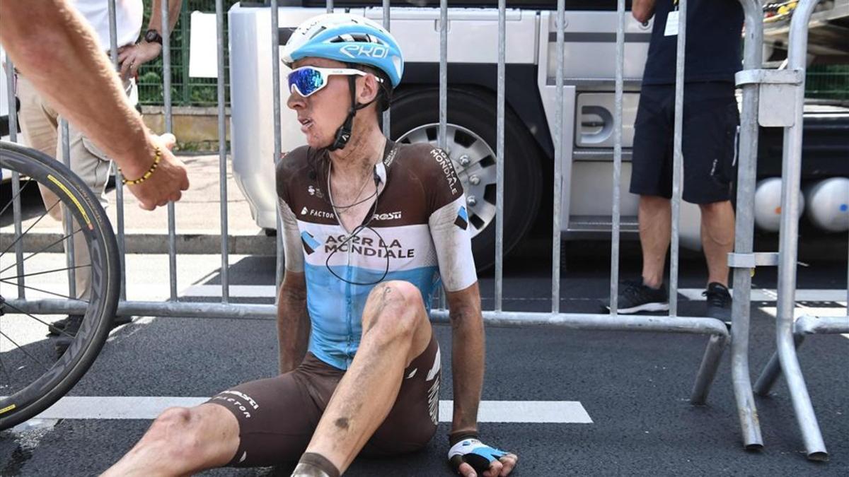 Romain Bardet tras un pinchazo en la etapa de Roubaix
