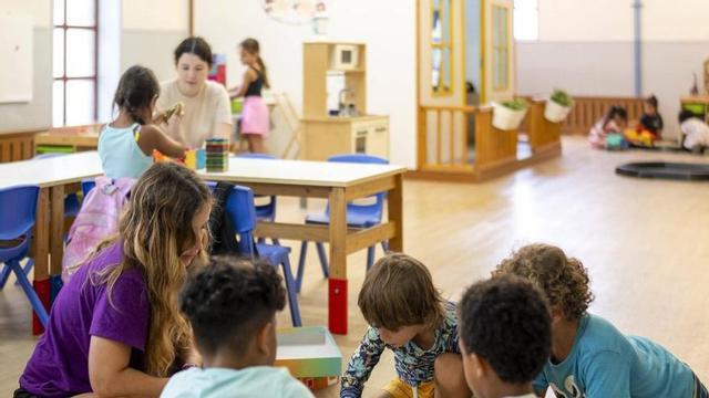 Nens en un casal d’estiu a Sant Adrià de Besòs. | FERRAN NADEU