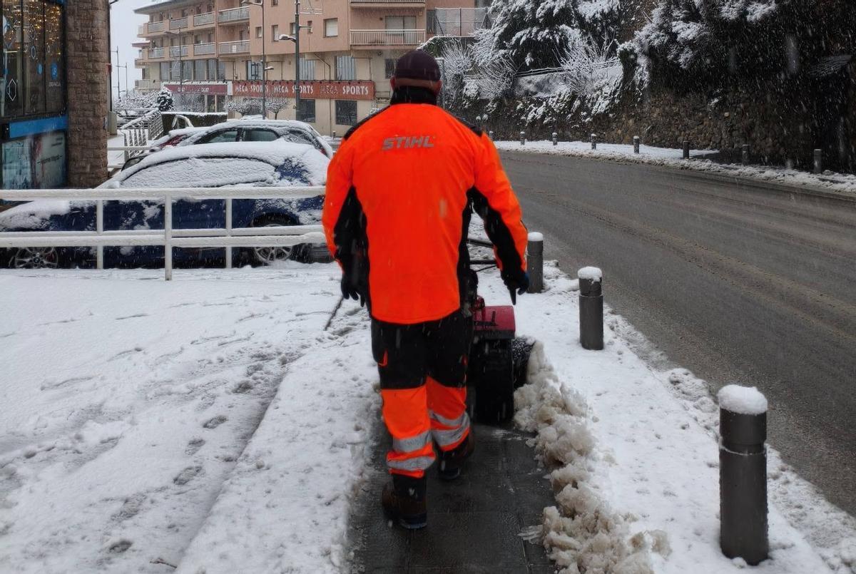 Un operari treu neu de les voreres