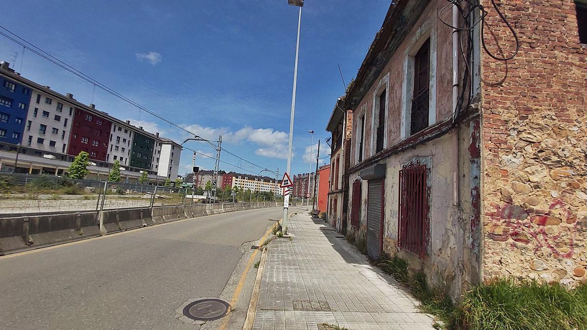 A la derecha, viviendas del barrio de El Puente y, a la izquierda del vial, tras la valla, la zona en la que se ejecutaron las obras del soterramiento. | E. P.