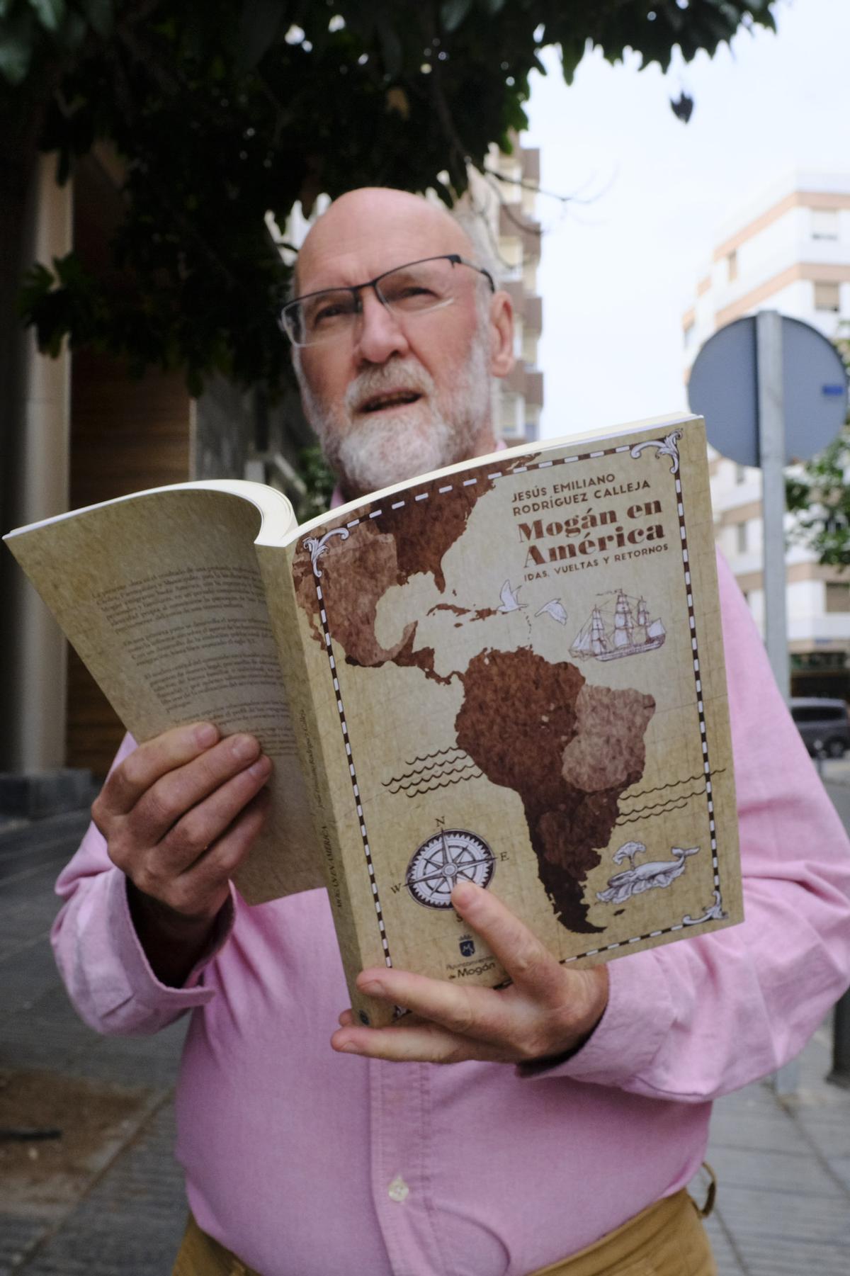 El doctor en Historia Moderna y Demográfica Histórica Jesús Rodríguez Calleja sostiene un ejemplar de su libro.