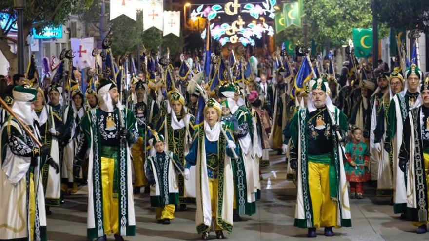 En torno a 3.000 festeros participan en estas celebraciones en las ocho comparsas que forman parte de las mismas. | AXEL ALVAREZ
