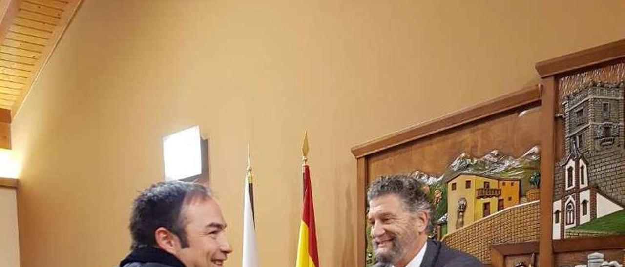 Ignacio García Palacios, a la derecha, felicita a Jaime Fernández en el Pleno de ayer.