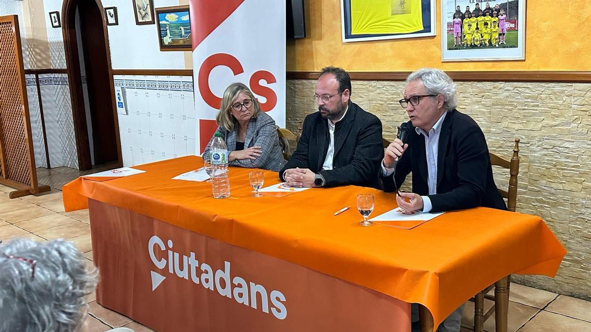 El líder local de Cs Vilamarxant, Xavier Jorge, entre Mamen Peris y Carlos Pérez-Nievas.