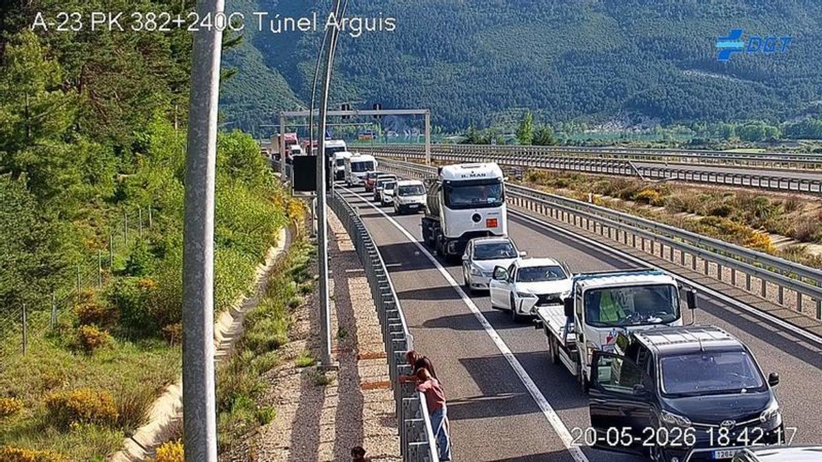 Retenciones a la altura de Arguis en las cámaras de la DGT.