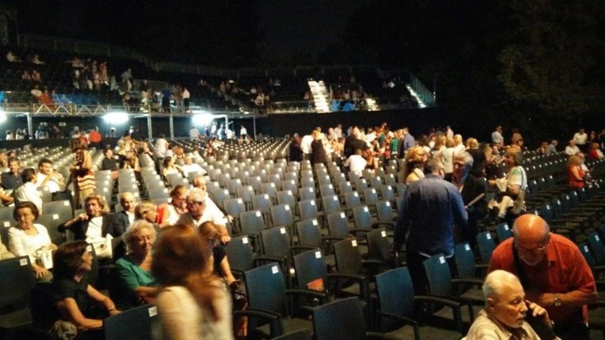 La platea de Pedralbes, vaciándose tras el anuncio de la suspensión del concierto de Tony Bennett.