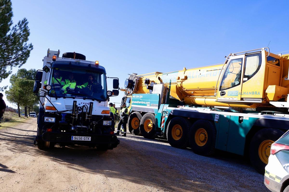 Accidente tren en Adamuz, trenes Iryo y Alvia. Accidente ferroviario, descarrilamiento trenes en Córdoba, Zona cero del accidente, Gruas y maquinaria pesada