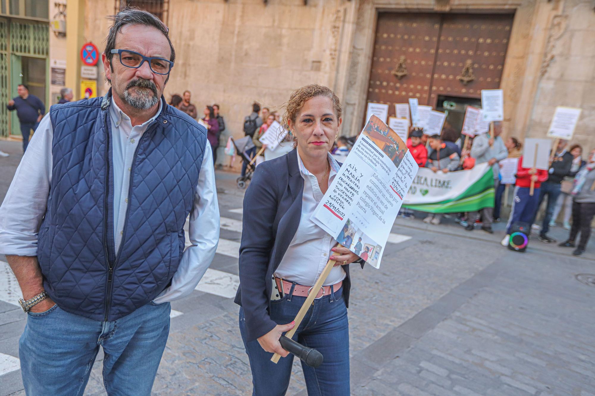 Protesta de las AMPAS  por el mal estado de los colegios en el Ayuntamiento de Orihuela