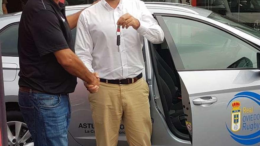 Marcelo Chorny, a la izquierda, junto a Jesús Secades, director comercial de Asturias Motor.