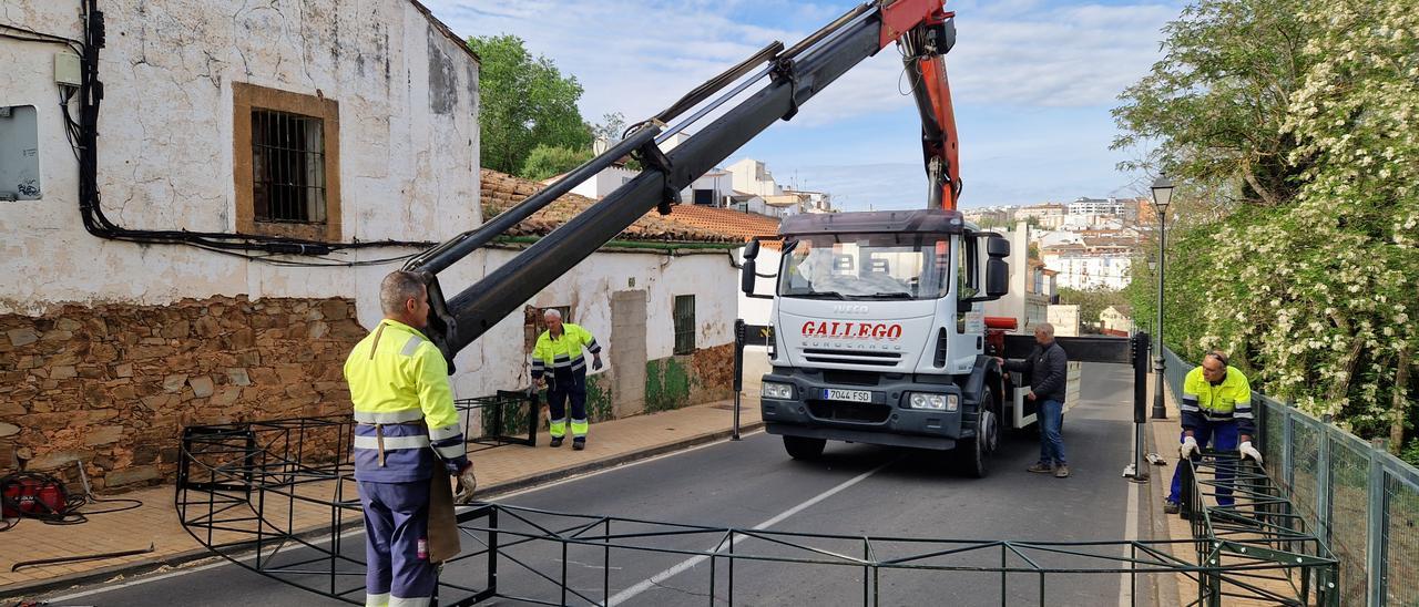 Montaje de los arcos para la bajada de la Virgen de la Montaña en Cáceres.