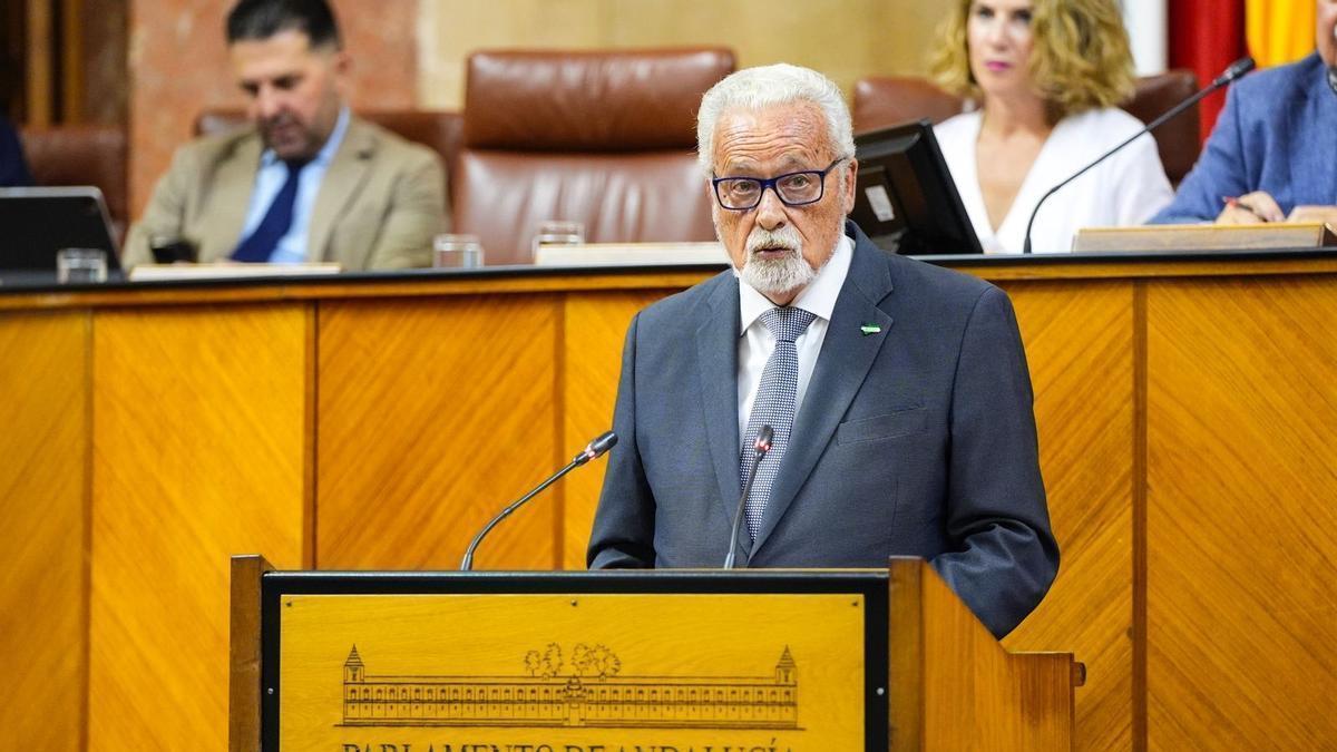 El Defensor del Pueblo Andaluz, Jesús Maeztu, comparece en el Pleno del Parlamento.