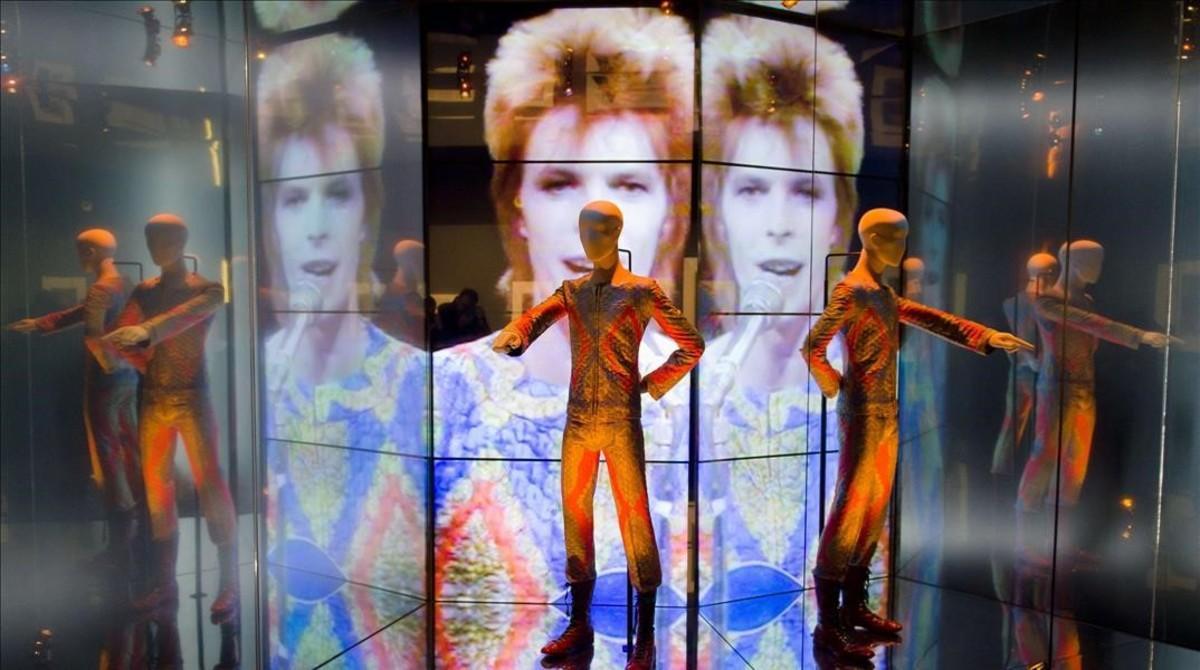 aabella21897215 the  starman  costume from david bowie s appearance on  top 160912124330