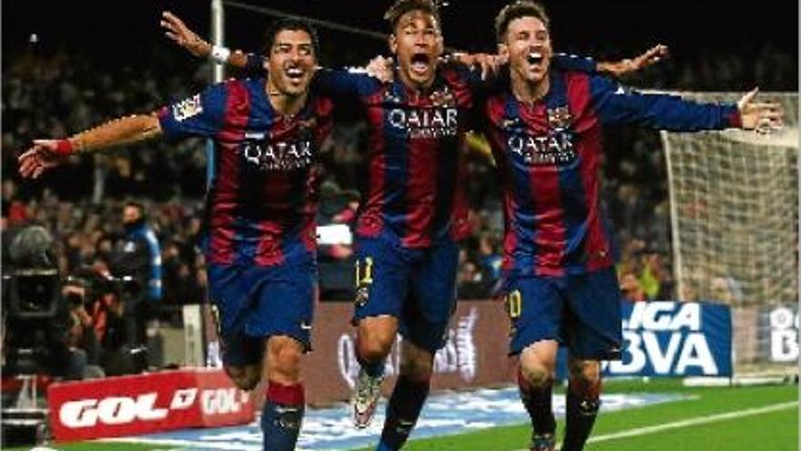 Luis Suárez, Neymar i Messi, els autors dels tres gols, celebren el de l&#039;argentí, que resolia el partit