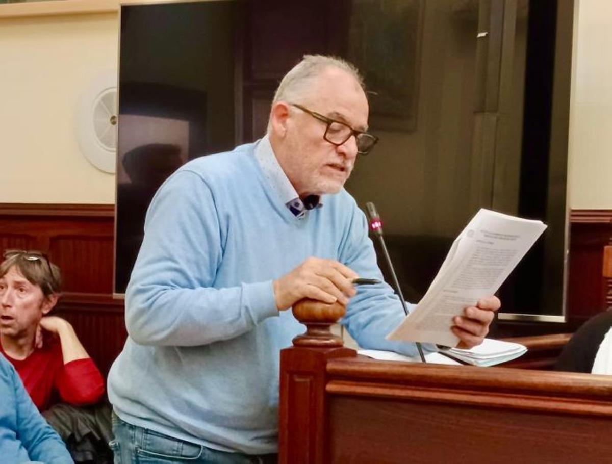 Antoni Viver, presidente de la entidad vecinal ANACA, durante su intervención en el pleno.