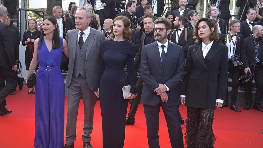 Helena Miquel, José Coronado, Ana Torrent, Manolo Solo,  y María León, posan en la alfombra roja de la película ‘Cerrar los ojos’, en el Festival de Cine de Cannes.