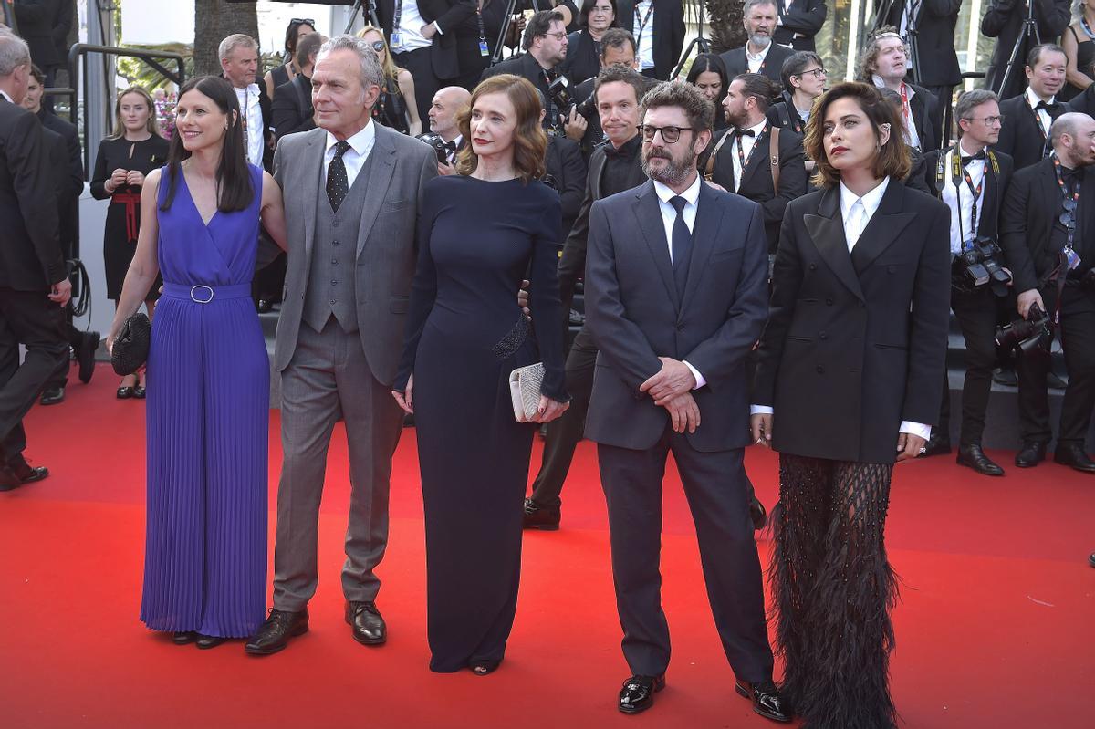 Helena Miquel, José Coronado, Ana Torrent, Manolo Solo,  y María León, posan en la alfombra roja de la película ‘Cerrar los ojos’, en el Festival de Cine de Cannes.