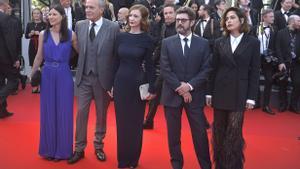 Helena Miquel, José Coronado, Ana Torrent, Manolo Solo,  y María León, posan en la alfombra roja de la película ‘Cerrar los ojos’, en el Festival de Cine de Cannes.