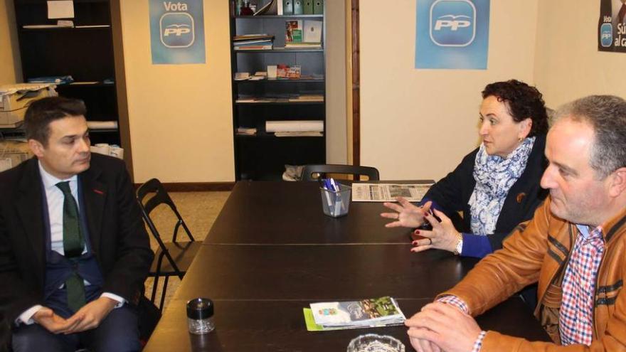 Pedro de Rueda, Carmen Arias y Ángel Lagar, debatiendo ayer la propuesta en la sede del PP de Proaza.