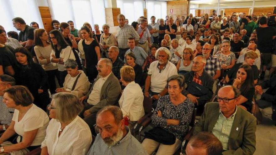 Asistentes ao acto en memoria do autor vilalbés no tanatorio vigués de Pereiró. // Ricardo Grobas