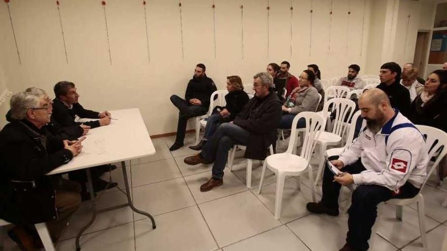 Asamblea de vecinos del Casco Vello en su sede de Cánovas del Castillo. // A. Irago