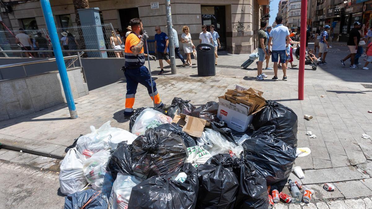 Un operario de limpieza interviene en la zona de Luceros tras una de las mascletás de las Hogueras del año pasado