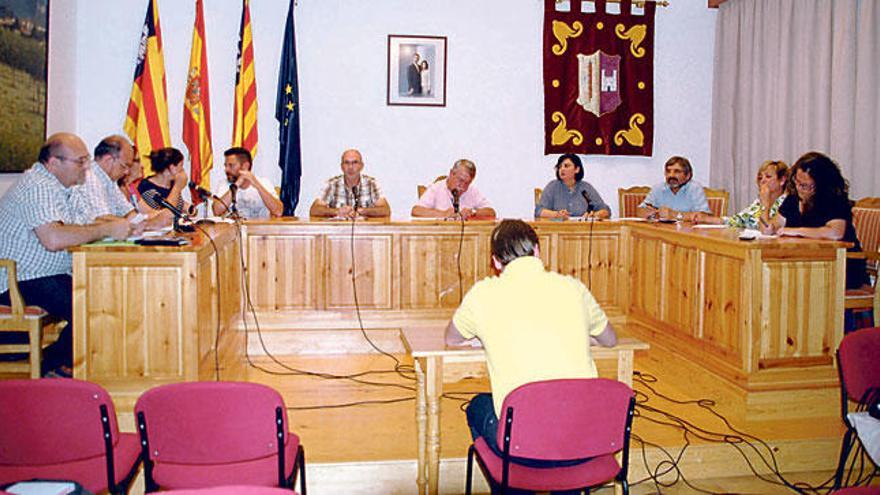 Un pleno celebrado en el ayuntamiento de Consell.