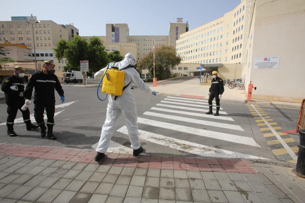 La UME desinfecta los accesos al Hospital General de Alicante