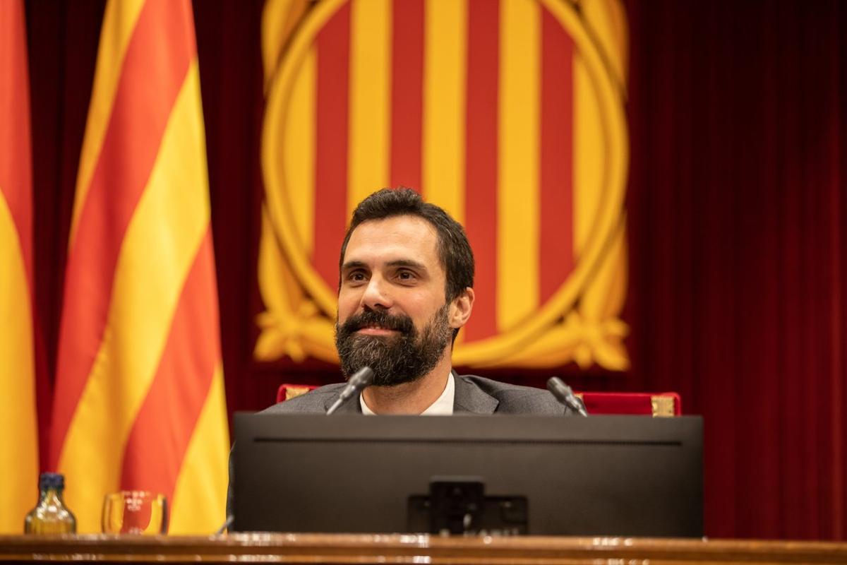 04/01/2020 El president del Parlament, Roger Torrent, preside el pleno extraordinario convocado tras la decisiÃ³n de la Junta Electoral Central (JEC) de inhabilitar al president de la Generalitat, Quim Torra, en Barcelona (CataluÃ±a, EspaÃ±a), a 4 de enero de 2020.