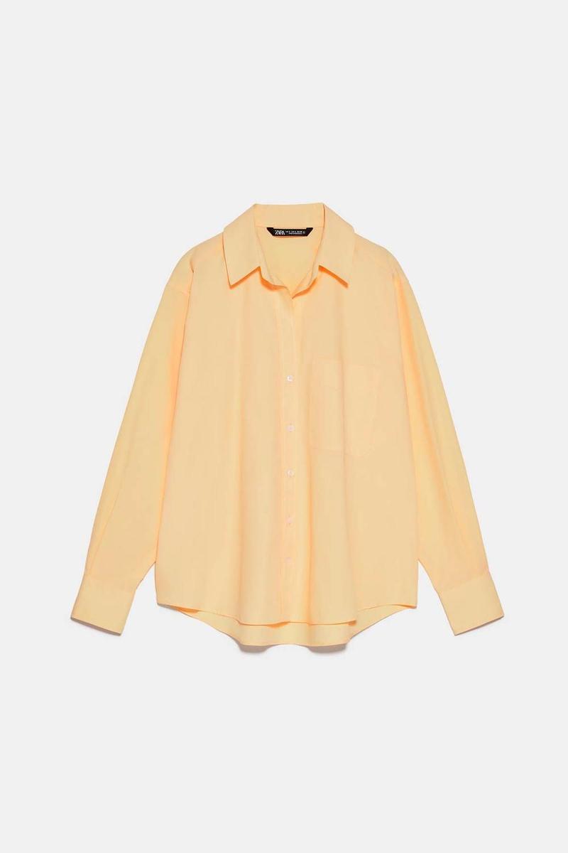 Camisa en color amarillo de Zara. (Precio: 19,95 euros)