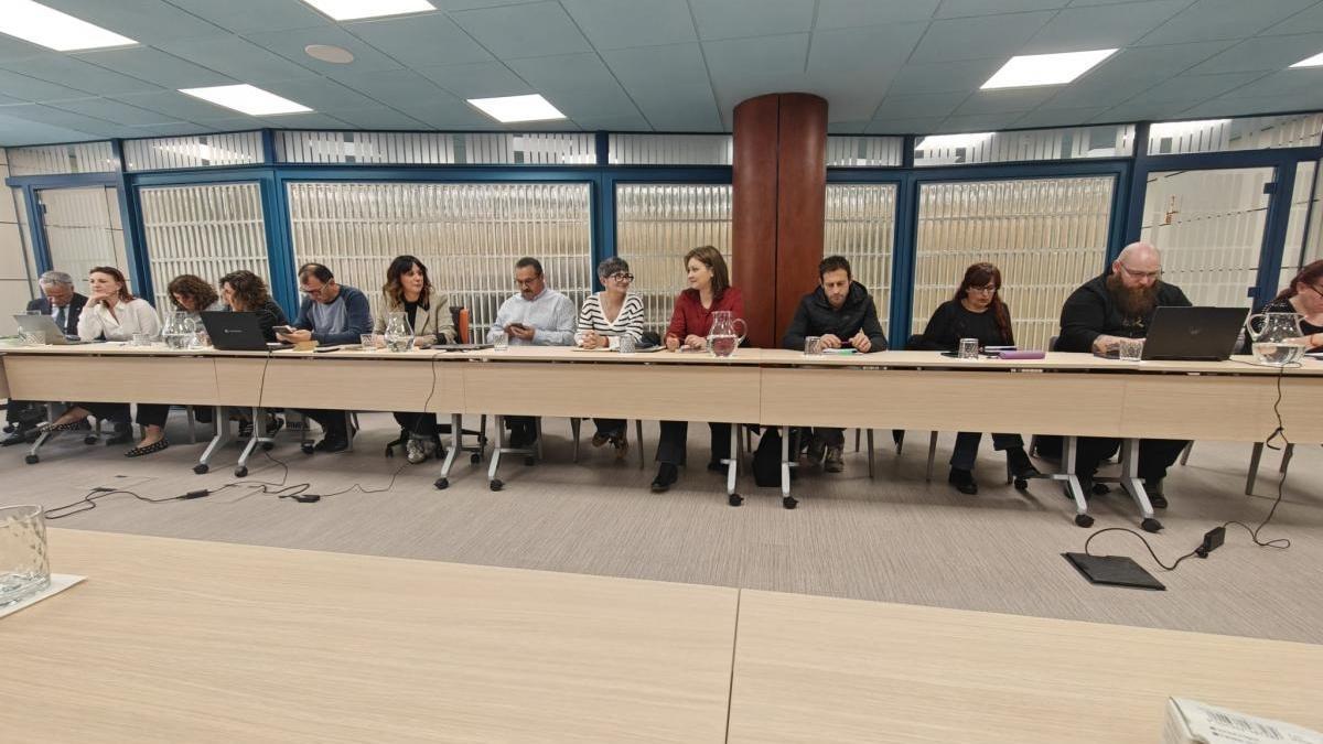 Participantes en la mesa de negociación del convenio del sector textil.