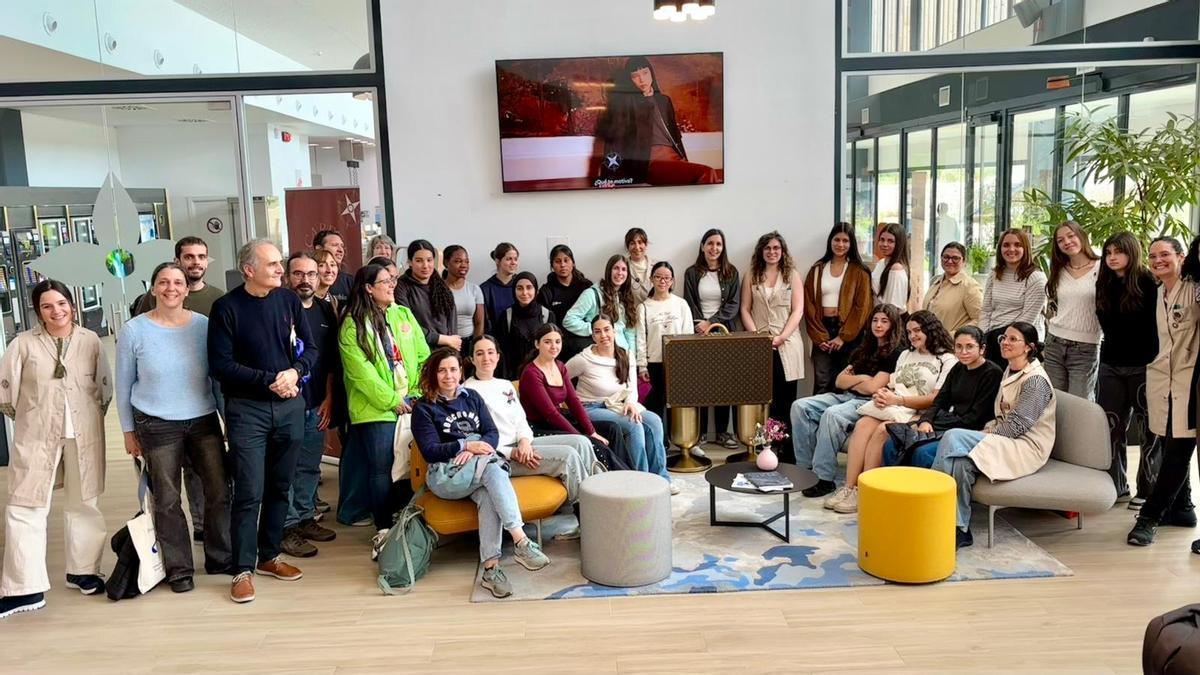 La visita de les alumnes a la planta de l’empresa Louis Vuitton, a Campllong