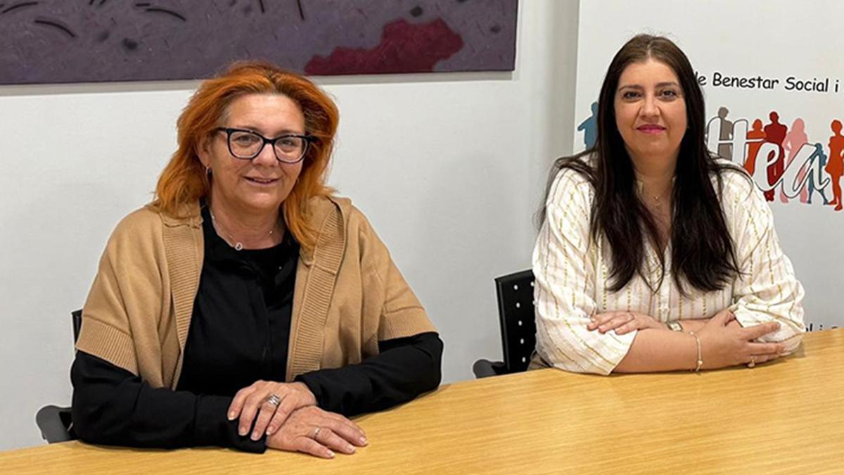 La concejala de Bienestar Social de Altea, Anna Lanuza (derecha), y la trabajadora social Amaya Madaleno.