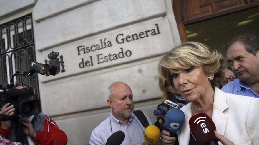 Esperanza Aguirre, a la puerta de la sede de la Fiscalía General del Estado. // Efe