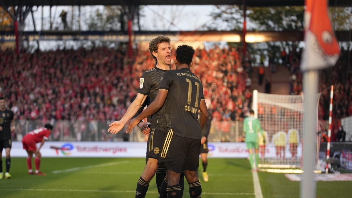 Müller celebrando uno de los tantos del choque