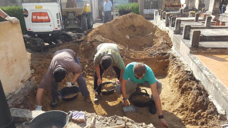 Intervención en cementerio a consecuencia de la Ley para la recuperación de personas desaparecidas durante la Guerra Civil y el Franquismo.