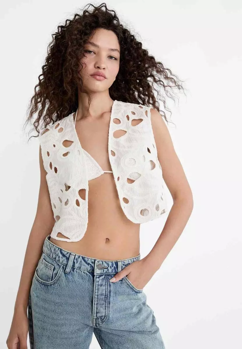 Locura en Stradivarius con los chalecos del verano: 8 modelos muy buscados 12 Moncloa Estilo exquisito: chaleco con detalles bordados de Stradivarius