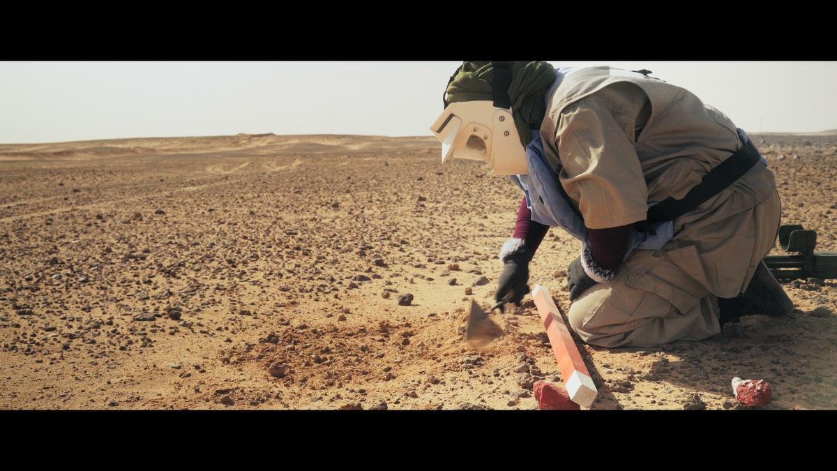 Una de las activistas en el proceso de desactivar una mina antipersona.