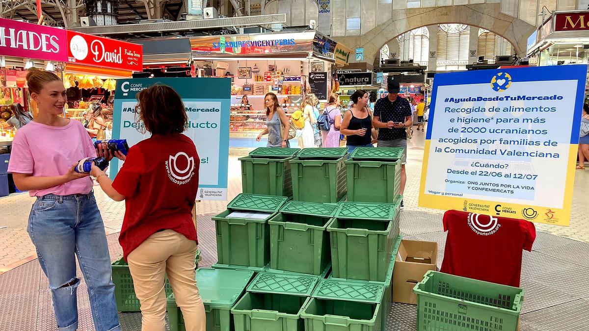 Recogida de alimentos y productos de higiene en el Mercado Central de València.