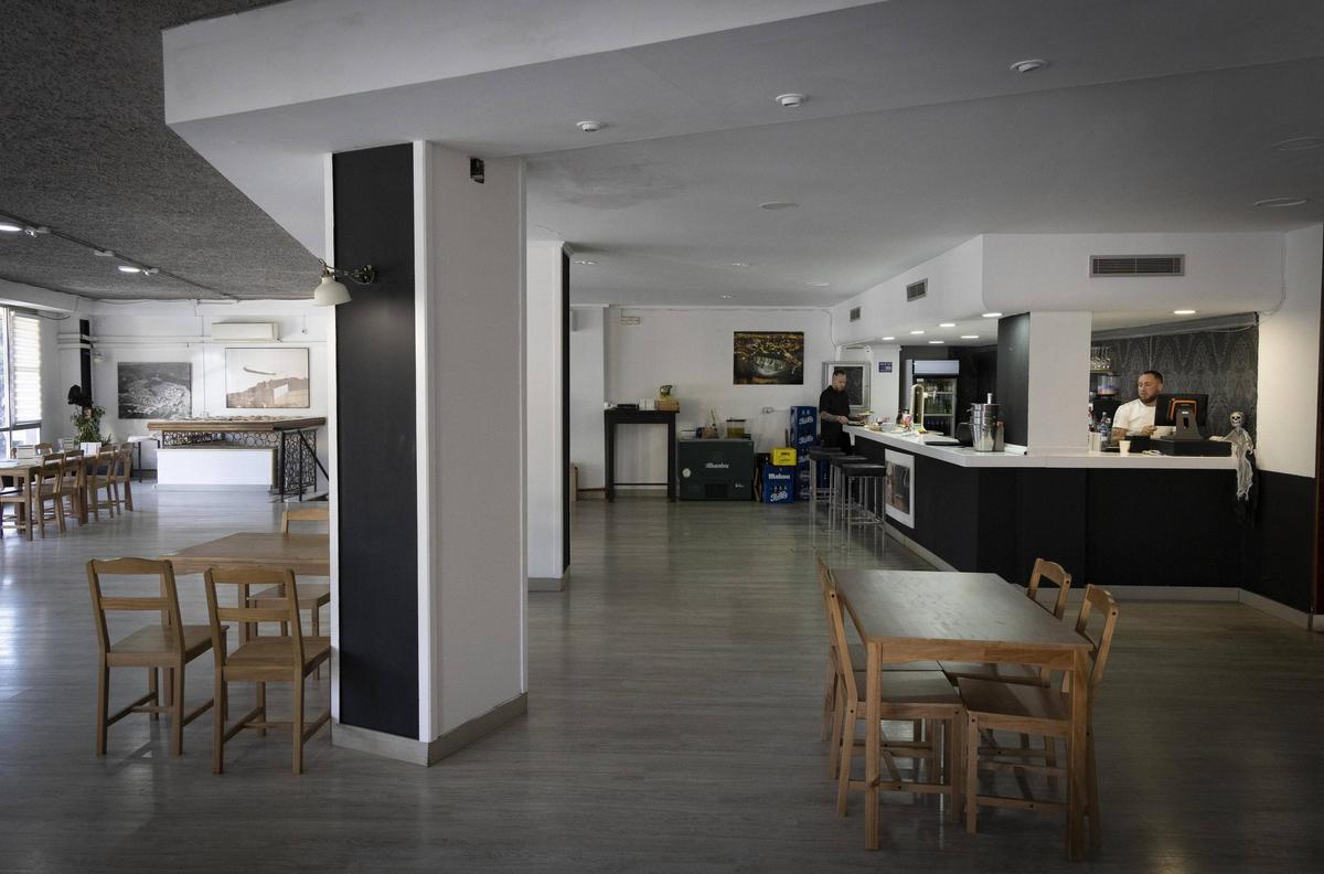 Los responsables del bar, en pleno trabajo.