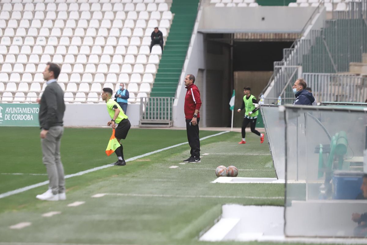 Las imágenes del derbi entre el Córdoba B y el Salerm Puente Genil