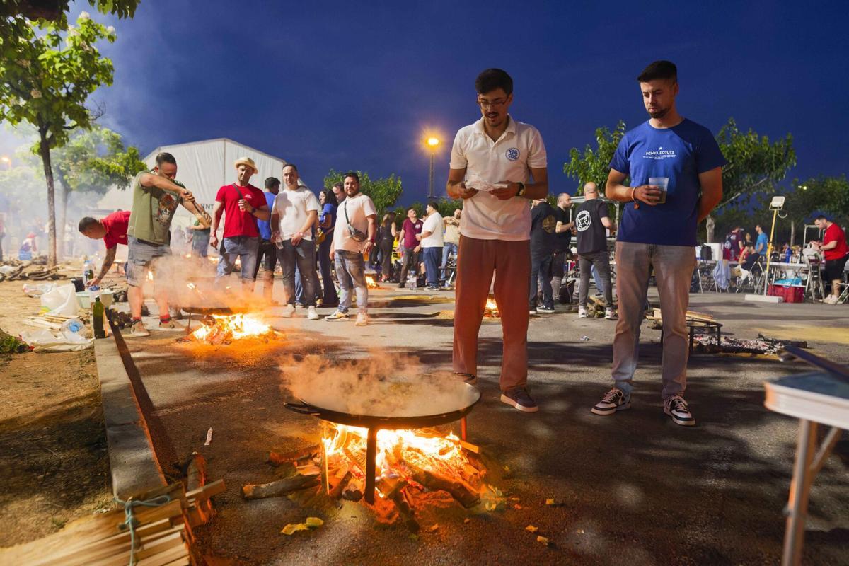 Vila-real viu una multitudinària nit d’empedrats en ple equador de les festes patronals