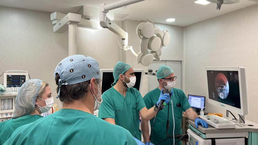 El doctor Borja Valencia realizando una ecobroncoscopia en el Hospital Internacional HM Santa Elena