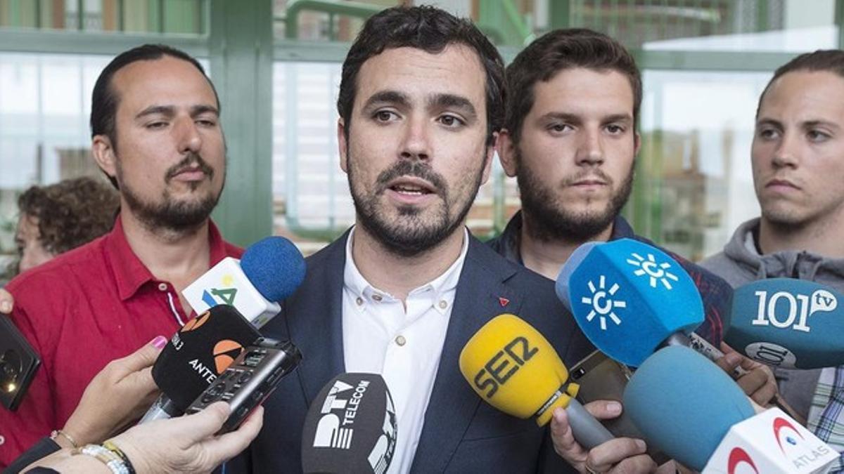 Alberto Garzón se dirige a los medios, el pasado domingo, tras votar en El Rincón de la Victoria (Málaga).