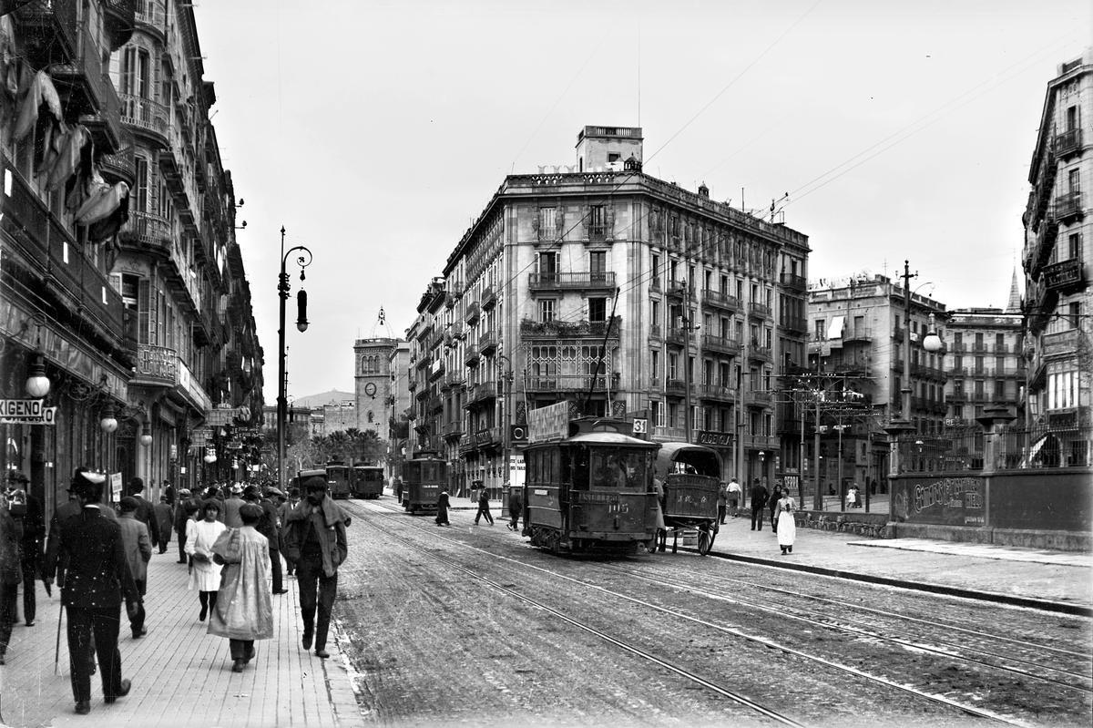 La calle de Pelai en 1910, con la silueta de la Universitat de Barcelona al fondo, y varios tranvías, no coches particulares, como medio común de transporte.