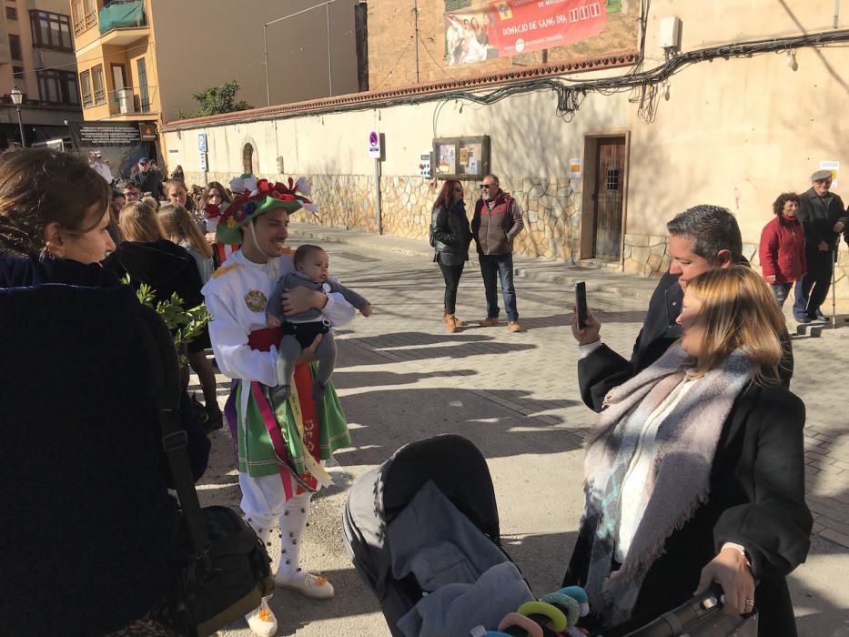 Los 'Cossiers' de Algaida bailan en honor de Sant Honorat