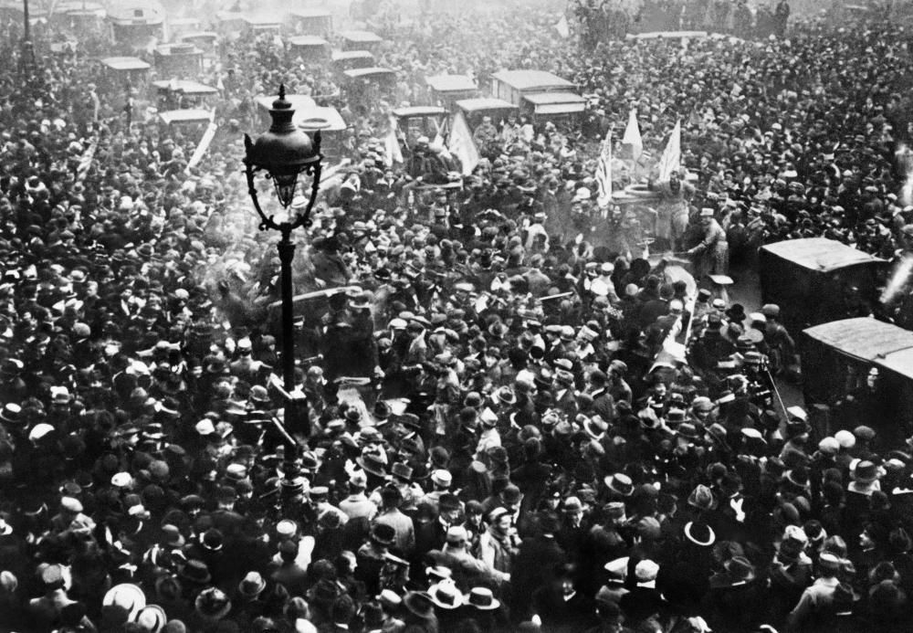 Una multitud celebra en Francia el armisticio firmado el 11 de noviembre de 1918.
