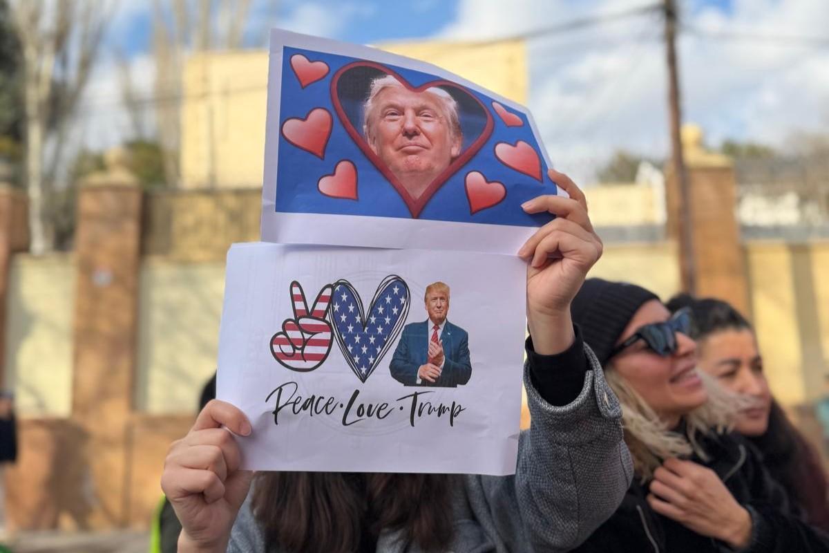 Exiliados iraníes expresan su apoyo a la intervención militar de EEUU e Israel, este 28 de febrero de 2026, en Madrid