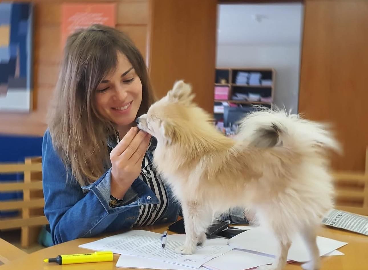 La alcaldesa de Murcia, Rebeca Pérez, con uno de sus perros.