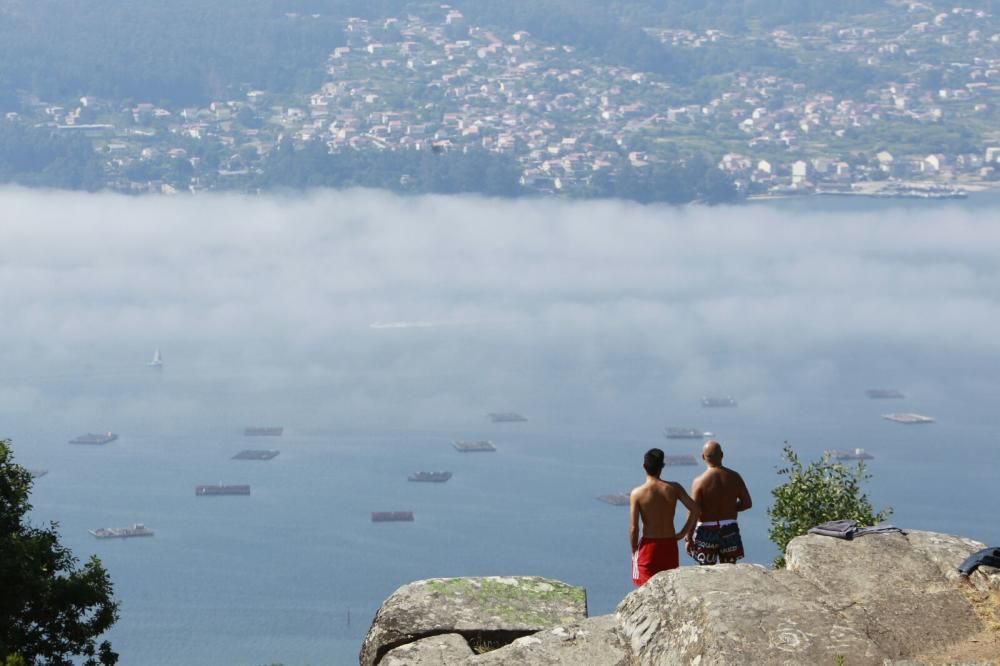 La niebla "invade" la ría // M.Canosa